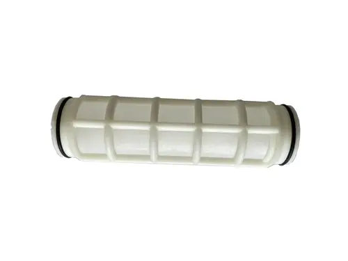 Weißes Filterelement mit gerillter Oberfläche und schwarzem O-Ring, produktionsbedingt für BWT-Systeme ausgelegt.